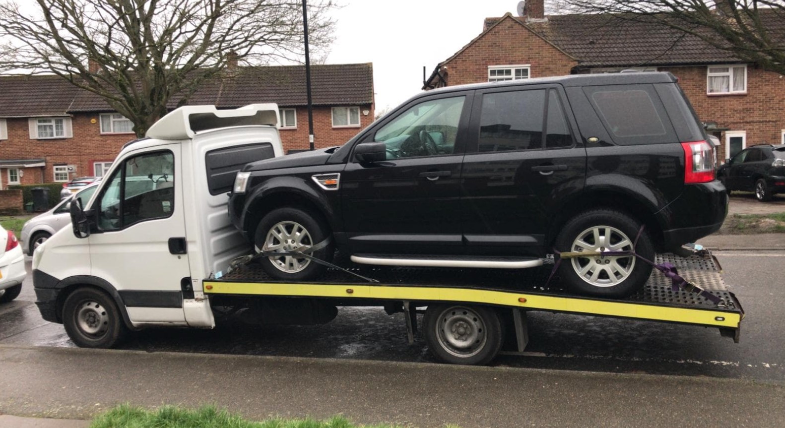 Long-distance car towing service from London